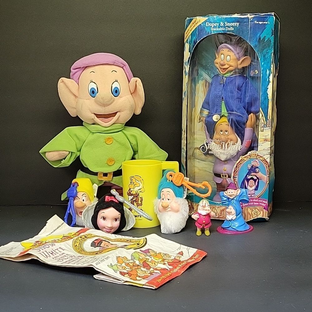 Disney Snow White and some of her Dwarfs collectible‎ package